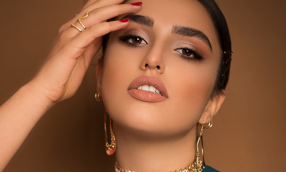 Maquiagem simples e produtos acessíveis: o guia completo para iniciantes!