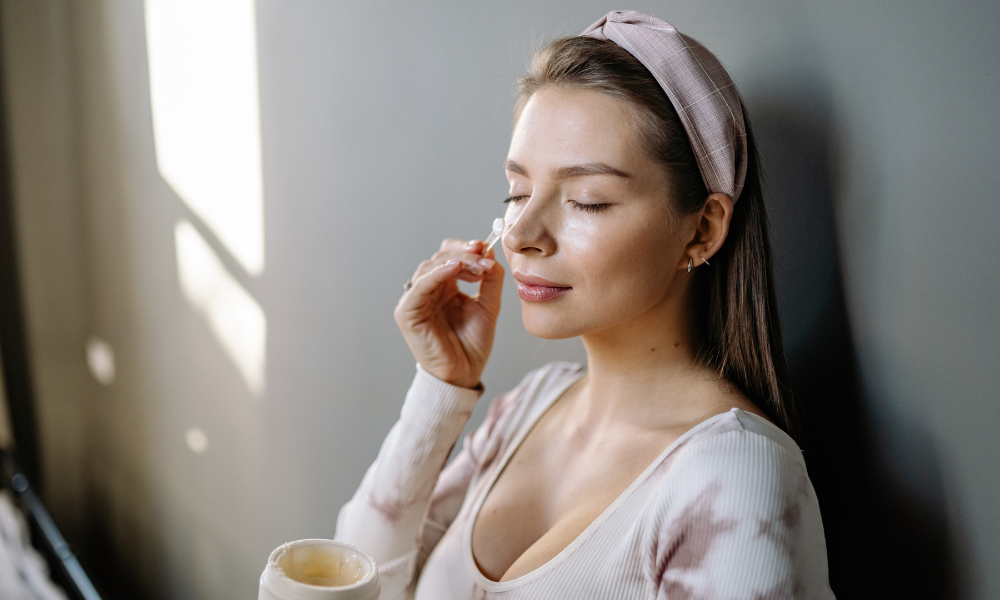 Skincare das celebridades: rotinas e produtos que você pode usar na vida real! 2 Skincare das celebridades rotinas e produtos 2