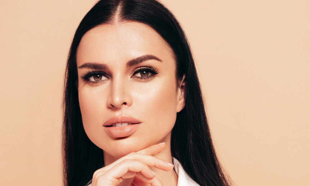 A maquiagem que está substituindo o “clean girl” em 2026!