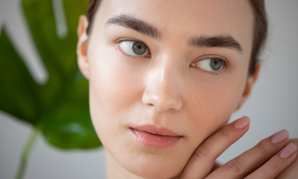 Make glow moderna o segredo para usar brilho na maquiagem com elegancia 1