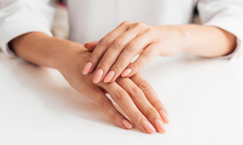 Unhas com efeito vidro a tendencia mais elegante do momento 10