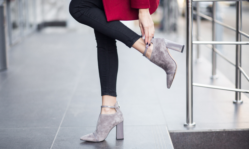 mulher com bota cinza