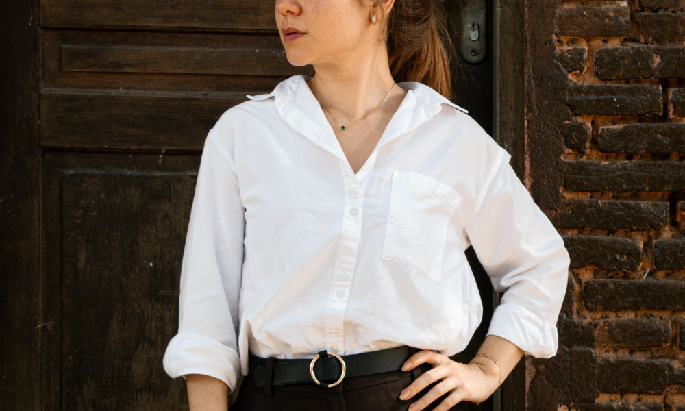 mulher com camisa alfaiataria
