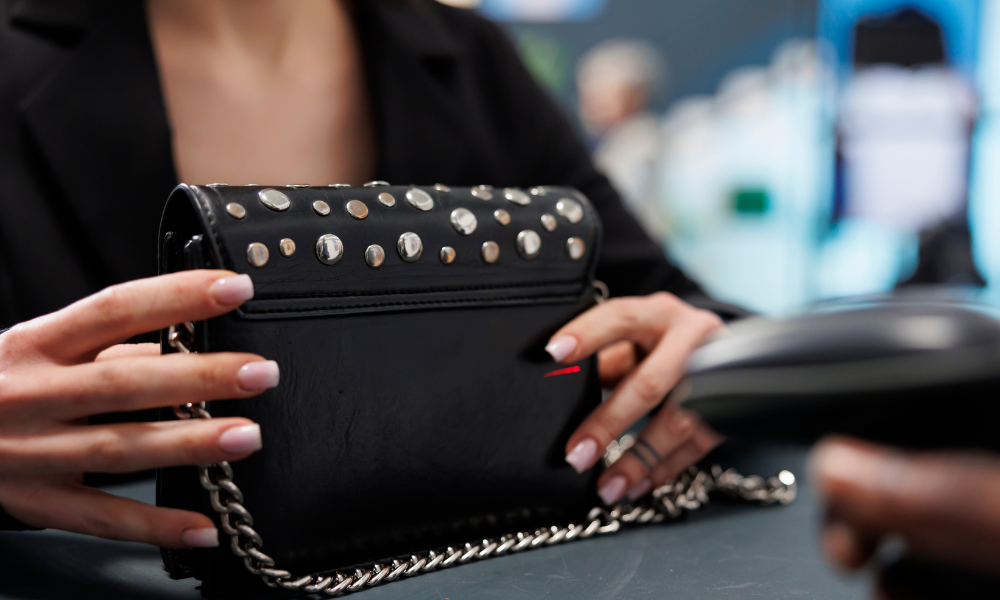 Bolsas de luxo silencioso: 6 modelos elegantes que transformam qualquer look em 2026! 2 bolsa com detalhes de