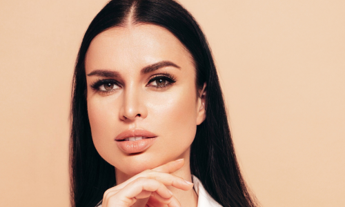 A maquiagem que está substituindo o “clean girl” em 2026!